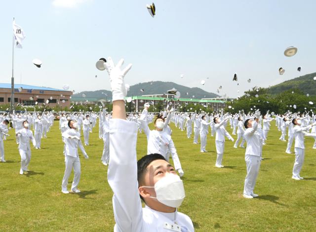 28일 경남 창원시 진해구 해군교육사령부에서 열린 '제271기 해군 부사관 후보생 임관식'에서 신임 하사들이 임관을 기념해 정모를 던지고 있다. 해군 제공