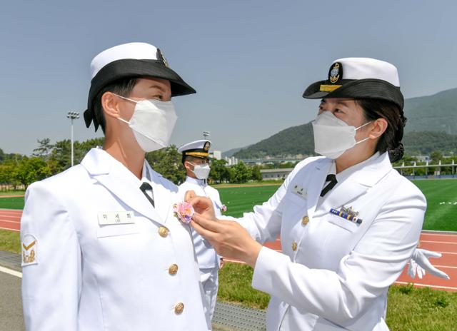 28일 경남 진해 해군 교육사령부에서 열린 제271기 해군 부사관후보생 임관식에서 선배 부사관이 해군 부사관후보생 271기에게 임관을 축하하는 의미로 꽃을 달아주고 있다. 해군 교육사령부 제공