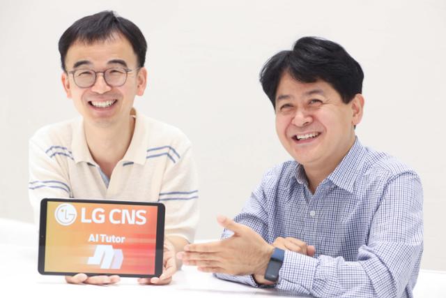 강석태(왼쪽) LG CNS 신사업담당 사업개발팀 팀장과 같은 팀 박철순 책임이 지난 27일 서울 강서구 마곡동 LG CNS 본사에서 본보와 인터뷰하고 있다. LG CNS 제공