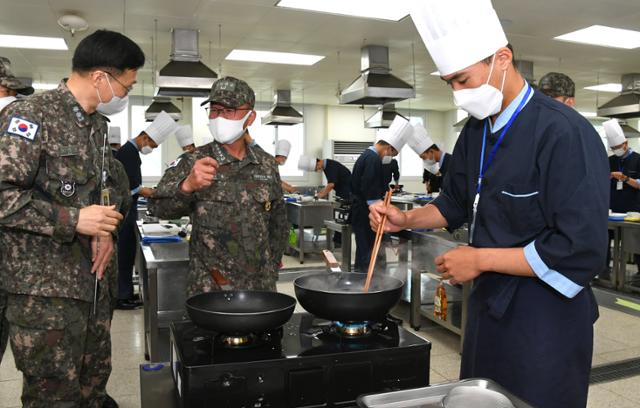 부석종 해군참모총장이 27일 경남 창원시 해군교육사 기술행정학교 조리실습장을 찾아 실습 중인 조리병을 격려하고 장병 급식체계를 점검하고 있다. 해군교육사령부 제공