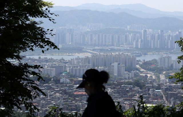 30일 오전 서울 남산에서 내려다본 강남구 일대 아파트 단지. 연합뉴스