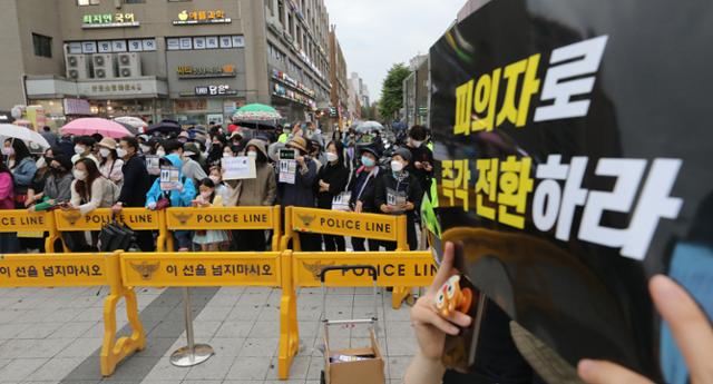 29일 오후 서울 서초구 반포동 반포쇼핑센터 인근에서 열린 고(故) 손정민(22)씨 사망 진상규명 촉구 집회에서 시민들이 손씨를 추모하고 있다. 뉴스1