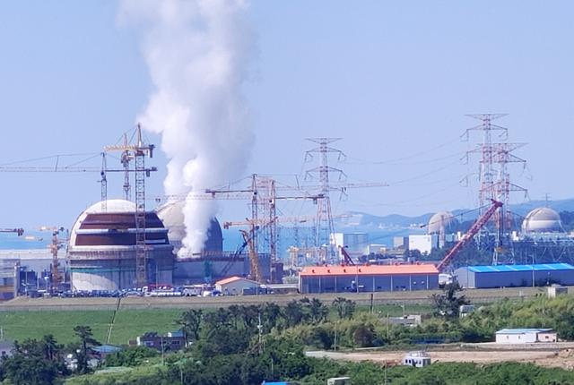 29일 울산 울주군 신고리 원전 4호기에서 화재가 발생해 터빈이 정지했다. 신고리 4호기에서 연기가 퍼지는 모습. 연합뉴스