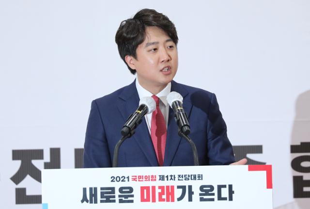 20일 오후 광주 김대중컨벤션센터에서 열린 국민의힘 제1차 전당대회 광주·전북·전남·제주 합동연설회에서 이준석 당대표 후보가 연설하고 있다. 광주=뉴스1