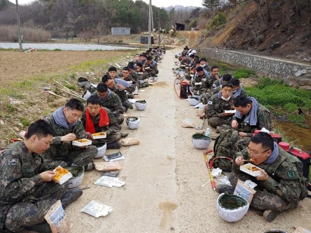 육군 장병들이 2019년 4월 6일 강원 고성과 속초 산불 진화에 투입된 후 전투식량으로 끼니를 채우고 있다. 육군 제공