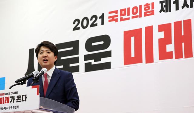 국민의힘 이준석 전 최고위원이 30일 광주 김대중컨벤션센터에서 열린 제1차 전당대회 합동연설회에서 연설하고 있다. 뉴스1