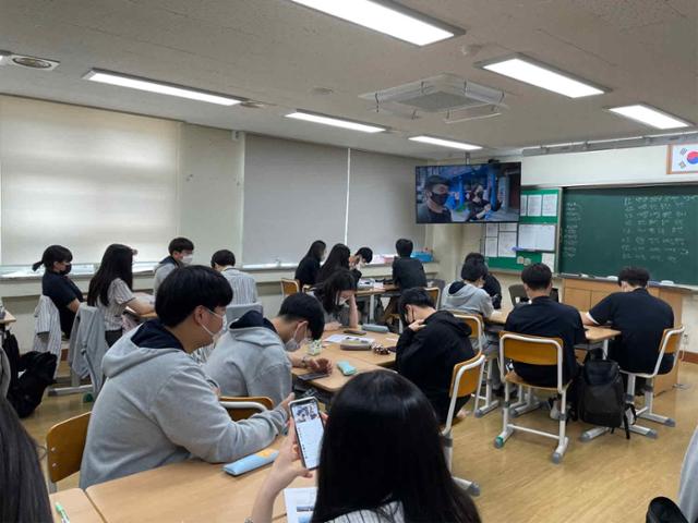 구미 형곡고 학생들이 선생님들과 아바타 교과 체험학습을 실시하고 있다.