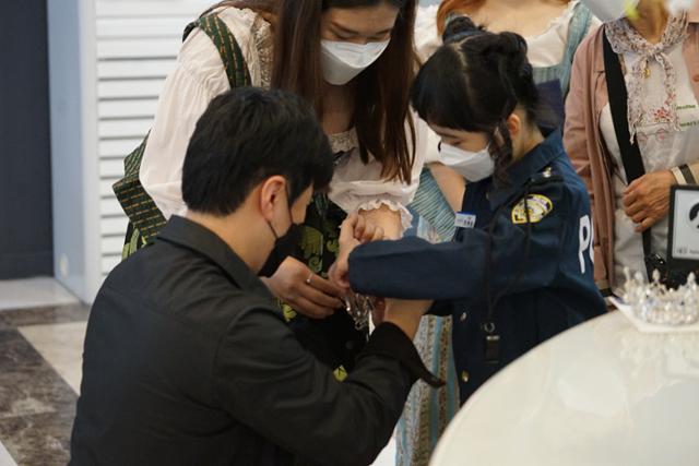 선천성 희소 난치병을 앓고 있는 전예슬양이 경찰관으로 변신해 범인을 검거하고 있다. 김재현 기자