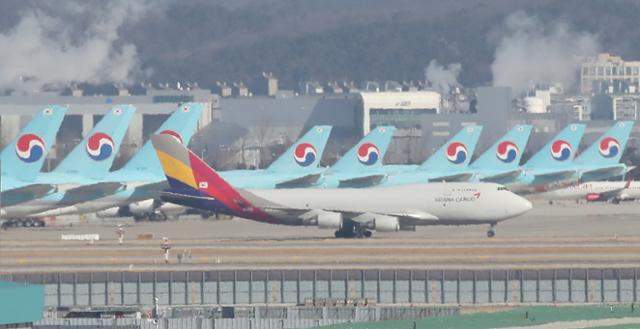 지난 1월 6일 오후 인천국제공항 주기장에 대한항공과 아시아나항공 여객기가 세워져 있는 모습. 연합뉴스