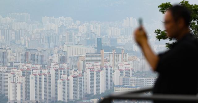 지난달 31일 서울 남산에서 바라본 시내 아파트 단지의 모습. 연합뉴스