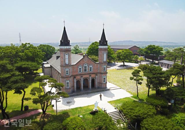 당진 합덕성당은 아산 공세리성당과 함께 충청지역에서 가장 먼저 건립된 성당이다. 합덕성당 뒤편은 합덕방죽과 이어져 여름이면 연꽃 향기가 은은하다.