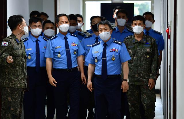 이성용 공군참모총장이 지난달 31일 공군교육사령부를 방문, 격리장병 숙소를 점검하고 있다. 공군 제공