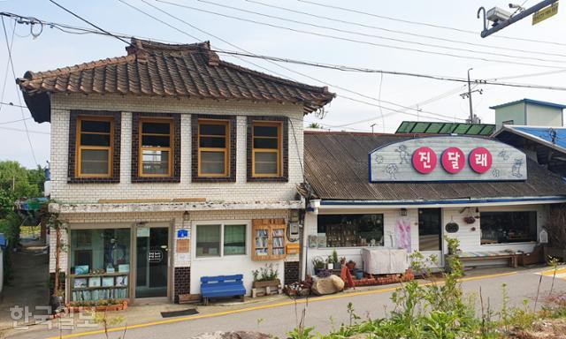 면천읍성 풍락루 인근에 위치한 '오래된 미래' 책방(왼쪽)과 소품가게 '진달래상회'.