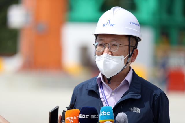 1일 오전 전남 고흥군 나로우주센터에서 누리호 인증모델(QM)을 발사대에 세우는 작업이 성공해 고정환 한국항공우주연구원 한국형발사체개발사업본부장이 현장 브리핑을 하고 있다. 연합뉴스