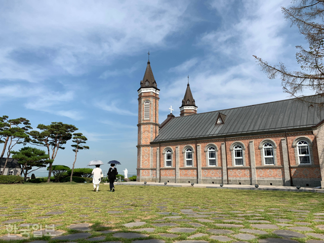 합덕성당은 두 개의 종탑을 거느린 단아한 고딕양식이다. 뒤편 합덕제와 함께 여름철 대표적인 연꽃 여행지로 꼽힌다.