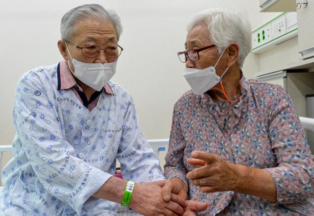 요양병원·시설 입소자나 면회객 중 어느 한쪽이라도 코로나 19 예방접종 완료자(2차 접종 후 2주 경과)인 경우 대면 면회가 가능해진 1일 경기 안산시 경희재활요양병원에서 아내 이모(89세)씨와 입소자인 남편 김모(88세)씨가 대면 면회를 하고 있다. 사진공동취재단