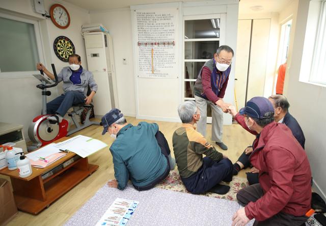 코로나19 백신 접종자를 대상으로 경로당 운영이 재개된 1일 서울 구로구의 한 경로당에서 오랜만에 만난 어르신들이 반갑게 인사를 하고 있다. 연합뉴스