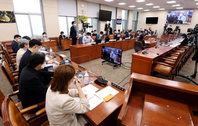 민주당 미디어특위 "구글처럼 포털 첫 화면서 뉴스 없애는 입법 추진" - Vimarsana News