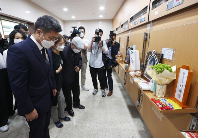 서욱 국방부 장관이 2일 오후 경기도 성남시 국군수도병원 장례식장 영안실에 안치된 고(故) 이모 중사의 주검을 향해 고개를 숙이고 있다. 서 장관 오른쪽은 이 중사의 부모. 연합뉴스