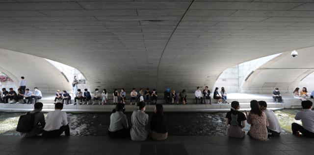 초여름 날씨를 보인 2일 서울 청계천을 찾은 시민들이 모전교 아래에서 더위를 식히고 있다. 뉴스1