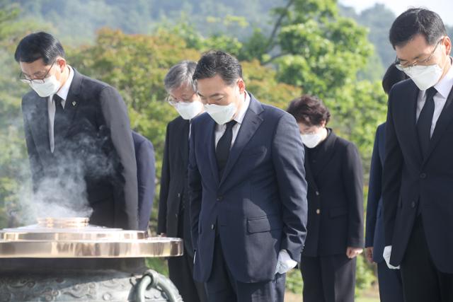 김오수 신임 검찰총장 및 간부들이 2일 오전 서울 동작구 국립서울현충원을 찾아 참배하고 있다. 뉴스1