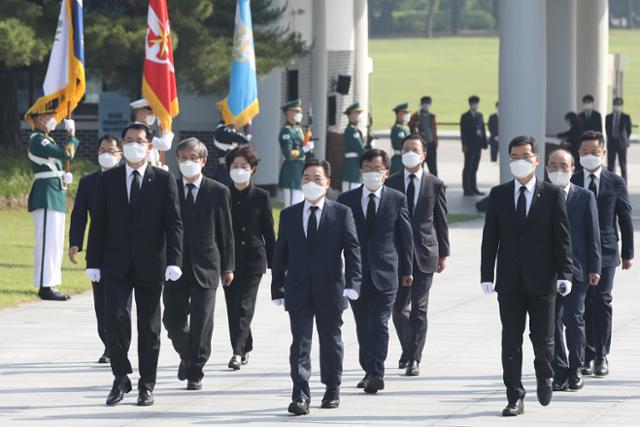 김오수 신임 검찰총장이 2일 오전 서울 동작구 국립서울현충원에서 현충탑에 참배, 현충문으로 들어서고 있다. 뉴시스