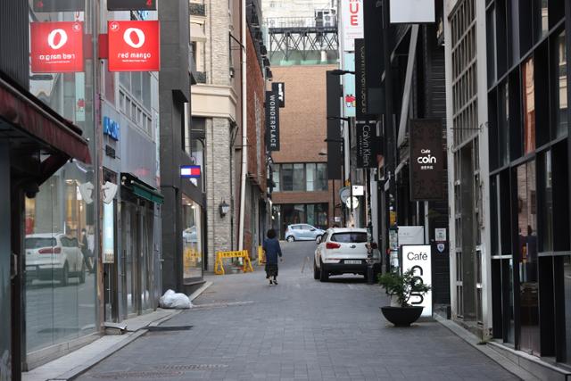 지난달 28일 서울 중구 명동거리가 코로나19 여파로 한산하다. 연합뉴스