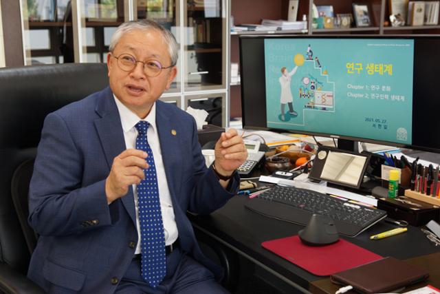 서판길 한국뇌연구원장이 1일 연구원 2층 원장실에서 국내 뇌과학과 관련한 연구 현황과 향후 과제를 설명하고 있다. 김재현 기자