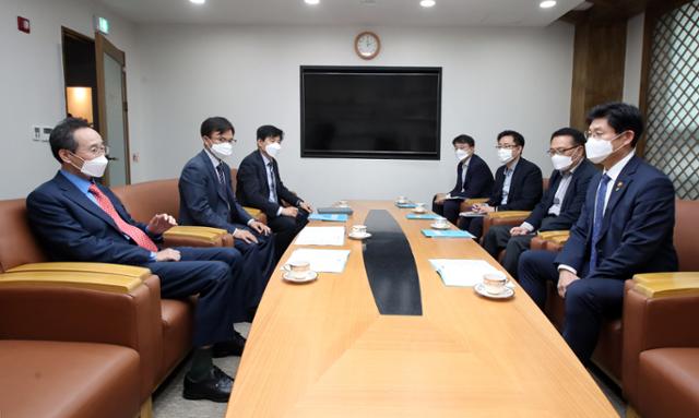 3일 송하진(맨 왼쪽) 전북지사가 노형욱 국토교통부장관을 만나 전주~김천 간 철도 등의 국가철도망 구축계획 반영을 요청하고 있다. 전북도 제공