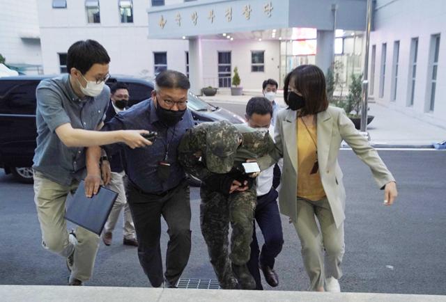 성추행 피해 공군 부사관 사망사건 가해자인 공군 장모 중사가 2일 서울 용산구 국방부 보통군사법원에서 열린 영장실질심사에 출석하고 있다. 장모 중사는 이날 늦은 저녁 구속 영장이 발부돼 현재 수감 중이다. 뉴스1