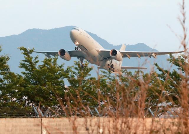 미국이 제공하는 얀센 백신을 수송하는 공군 공중급유수송기(KC-330)가 2일 부산 김해공군기지에서 이륙해 미국으로 향하고 있다. 부산=연합뉴스