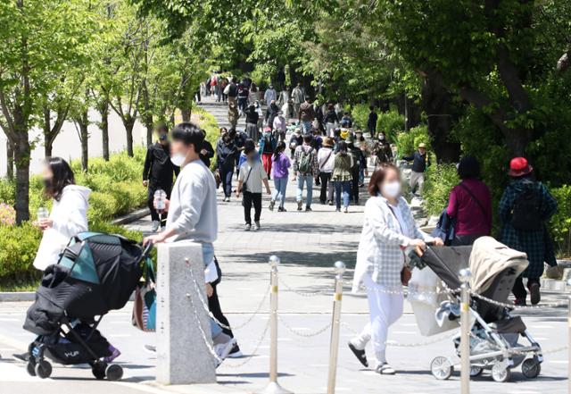 어린이날인 지난달 5일 경기도 과천시 서울대공원을 찾은 시민들이 여유로운 시간을 보내고 있다. 뉴시스