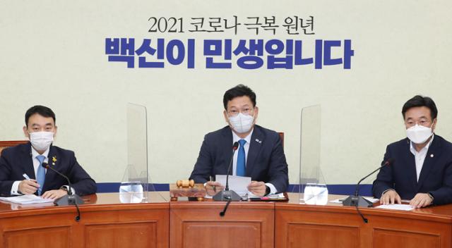 송영길 더불어민주당 대표가 4일 서울 여의도 국회에서 열린 최고위원회의에서 발언하고 있다. 공동취재사진