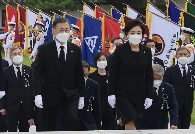 문재인 대통령과 부인 김정숙 여사가 6일 서울시 동작구 국립서울현충원에서 열린 제66회 현충일 추념식에 참석해 현충탑에 헌화 및 분향을 위해 이동하고 있다. 청와대사진기자단