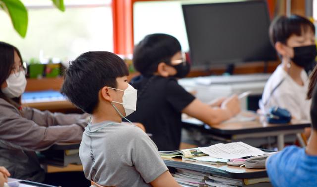 코로나19 감소 추세로 전남지역 초등학교 전면등교 수업이 시행된 가운데 7일 오전 화순의 한 초등학교에서 5학년 학생들이 교실 수업을 하고 있다. 뉴시스