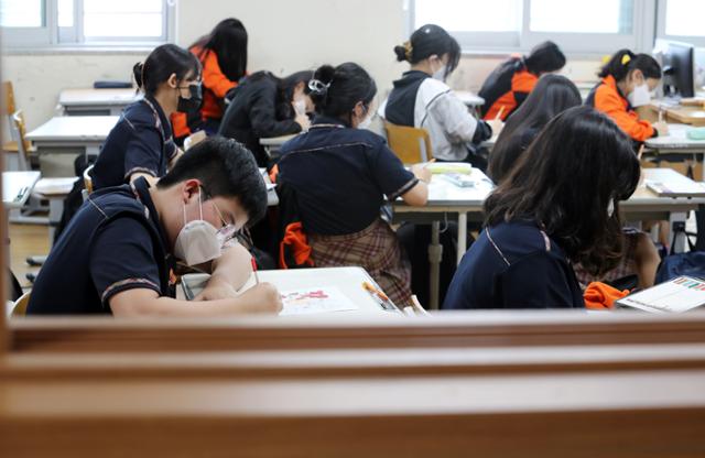 전남 지역 전체 초·중·고등학교가 전면 등교를 시작한 7일 오후 전남 여수시 여수웅천중학교에서 학생들이 수업을 받고 있다. 연합뉴스