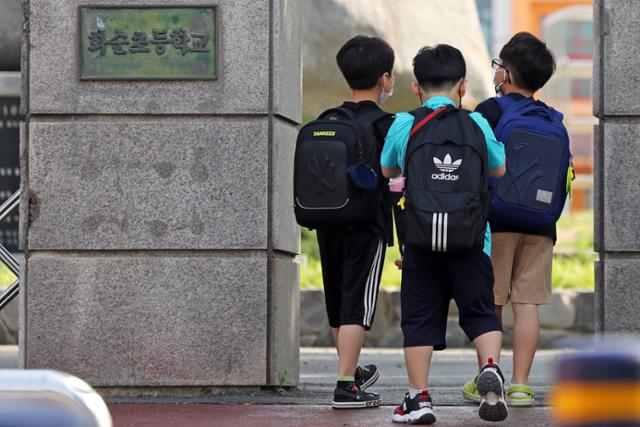 전남지역 전체 학교가 전면등교를 시작한 7일 오전 전남 화순초등학교에서 학생들이 등교하고 있다. 뉴스1