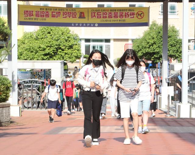 전남 지역 초·중·고교 전면 등교가 시작된 7일 오전 전남 무안군 남악초등학교에서 학생들이 등교하고 있다. 연합뉴스