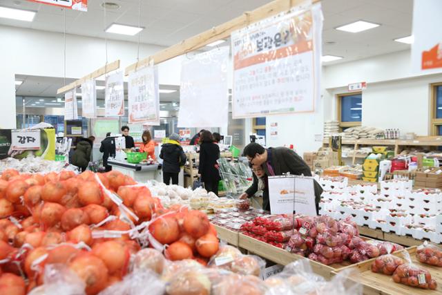 2018년 개장한 전북 전주시 완산구 효자동 완주로컬푸드 효자점에서 전주시민들이 장을 보고 있다. 완주군 제공