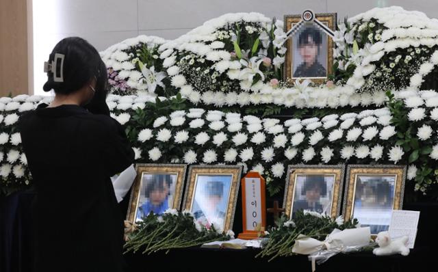 7일 오후 경기도 성남시 국군수도병원에 마련된 공군 성추행 피해 부사관 이모 중사의 분향소를 찾은 지인이 조문을 하며 눈물을 흘리고 있다. 뉴스1