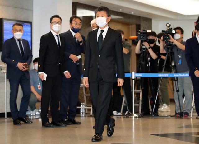 정몽규 대한축구협회 회장이 8일 오전 서울 송파구 풍납동 아산병원 장례식장에 마련되어 있는 故 유상철 전 인천 유나이티드 감독의 빈소를 찾아 조문하고 있다. 유상철 전 감독은 지난 2019년 췌장암 진단을 받고 치료에 전념해 왔고 지난 7일 별세했다. 뉴스1