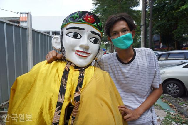 온델온델 일을 하는 하산씨가 자신이 만든 인형을 벗고 함께 섰다. 자카르타=고찬유 특파원