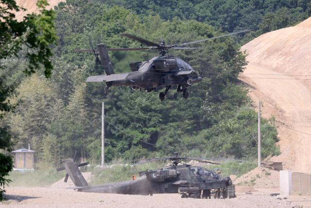 미국 육군 아파치헬기가 사격 소음 측정을 위해 8일 오전 경북 포항시 남구 장기면 수성사격장에서 이륙하고 있다. 사격 소음 측정은 작년 2월부터 미 아파치 헬기 사격 훈련이 시작되자 인근 주민들이 소음 등으로 피해가 발생하고 있다며 국민권익위원회에 민원을 제기했다. 뉴스1