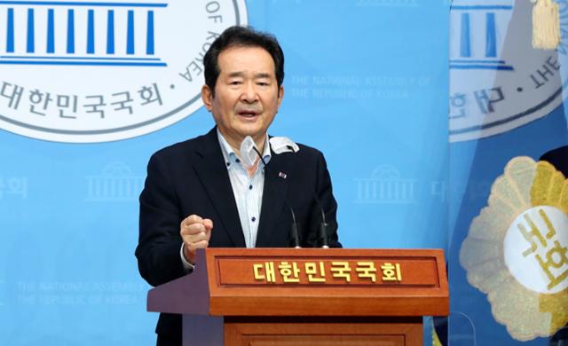 정세균 전 국무총리가 8일 국회에서 개헌 필요성을 강조하는 기자간담회를 하고 있다. 뉴시스