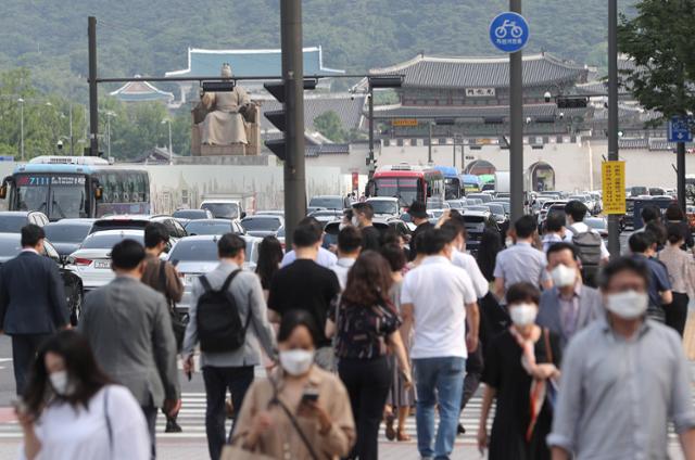 지난달 취업자 수가 62만 명 가까이 늘어나며 3개월 연속 상승세를 이어갔다. 사진은 9일 광화문 일대에서 출근하는 시민들. 뉴스1