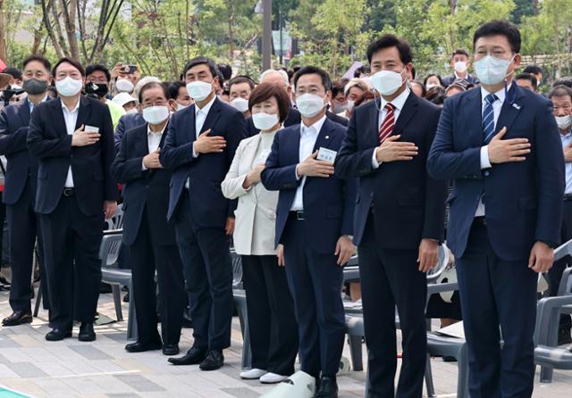 9일 오후 서울 중구 남산예장공원 개장식에서 윤석열 전 검찰총장과 오세훈 서울시장, 민주당 송영길 대표 등 참석자들이 국민의례를 하고 있다. 이한호기자