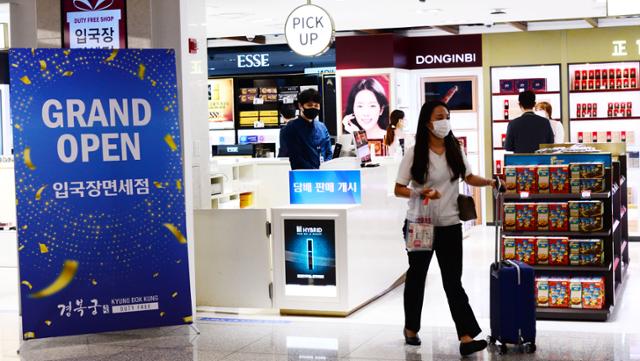 입국장 면세점 운영 중단 7개월여 만에 재개장한 4일 인천공항 제1여객터미널 입국장 면세점에서 입국 절차를 마친 관광객들이 상품을 고르고 있다. 인천공항=뉴시스