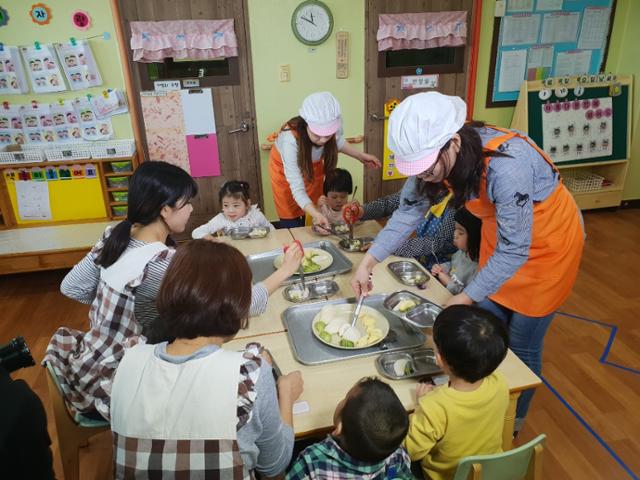 경기도내 한 어린이집에서 아이들이 '건강과일'을 제공받고 있다.