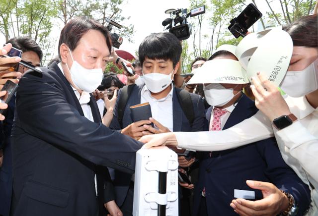 윤석열 전 검찰총장이 9일 오후 열린 서울 남산예장공원 개장식에 참석해 발열체크를 하고 있다. 연합뉴스