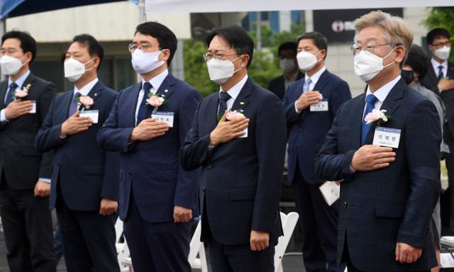 7일 경기 성남시에서 열린 제3판교 조성사업 기공식에서 이재명 경기지사가 국민의례를 하고 있다. 뉴스1